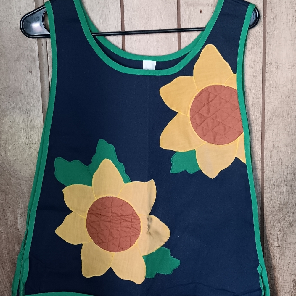 VINTAGE MULLIN SQUARE SUNFLOWER APRON.